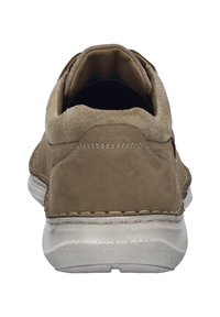 Brązowe zamszowe buty casualowe z białą gumową podeszwą, z wyszywanym wzorem i wyściełanym kołnierzem dla wygody. Tylny widok ukazuje minimalistyczny styl.