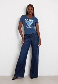 Guess SS CN  TRIANGLE - Marškinėliai su spaudiniu - blau