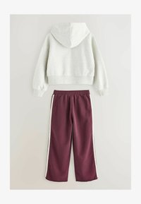 Nem kiválasztott, burgundy red