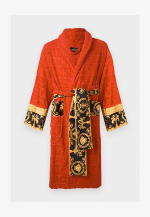 Robe en peluche rouge avec logo Versace embossé, ceinture à motif baroque noir et or, poignets et poches avant.