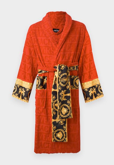 Κόκκινη ρόμπα από βελούδο με ανάγλυφο λογότυπο Versace, μαύρη και χρυσή ζώνη με μπαρόκ σχέδιο, μανσέτες και μπροστινές τσέπες.