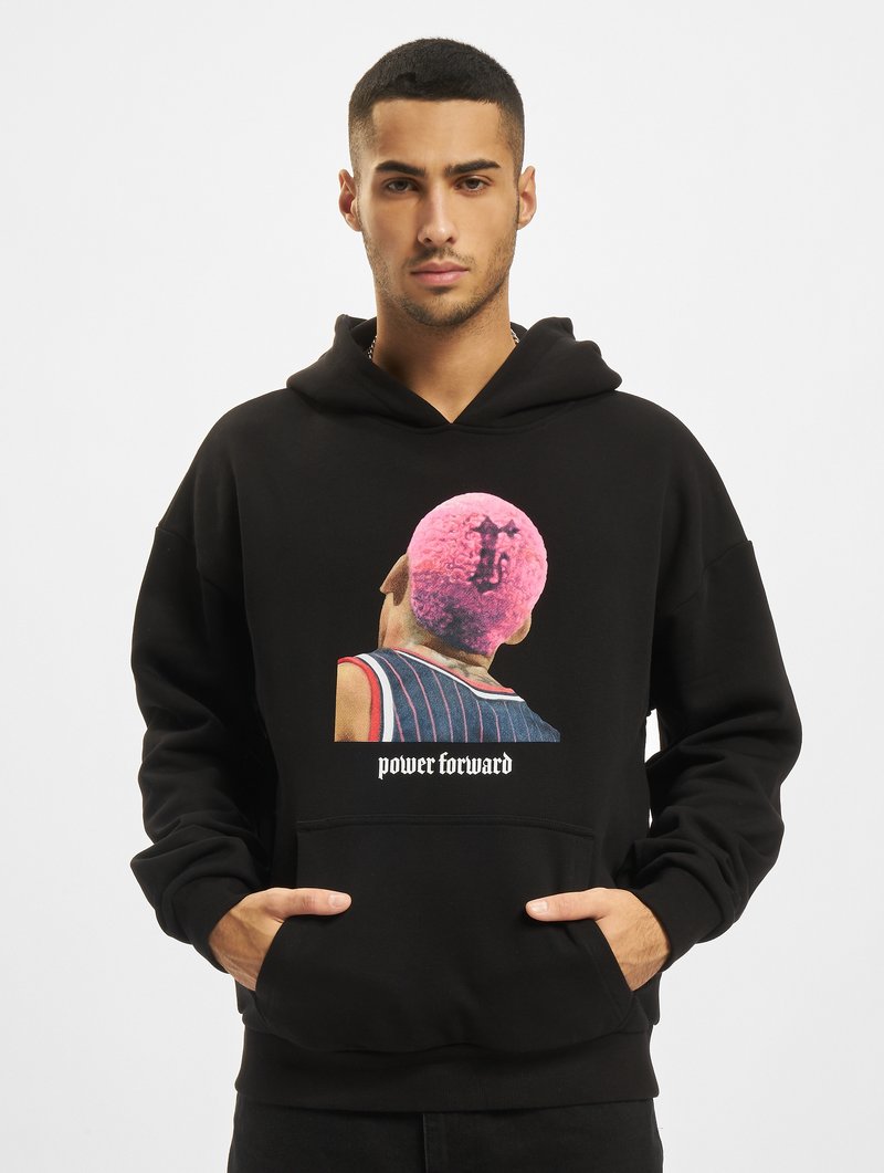 Sort hætte sweater med et grafik af en person med pink hår og en basketballtrøje, med teksten "power forward" trykt nedenunder.