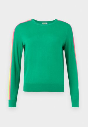 Πράσινο πουλόβερ με μακριά μανίκια και ρίγες σε νέον ροζ, κίτρινο και πορτοκαλί που διατρέχουν το πάνω μέρος και των δύο μανικιών από τον ώμο έως την μανσέτα.