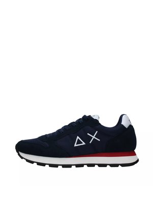 Baskets bleu foncé avec logos triangulaires et X blancs sur le côté, détails blancs au talon, semelle intermédiaire rouge et blanche et semelle extérieure noire, lacets.
