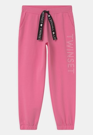 Pantalon de jogging rose avec poignets élastiques, poches latérales et cordon noir portant l'inscription "TWINSET" accompagnée de symboles de cœur, logo imprimé verticalement sur la jambe.