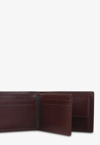 Cartera de cuero marrón con múltiples ranuras para tarjetas, un pequeño bolsillo para monedas y una textura suave. Presenta una costura cuidada y un diseño clásico.