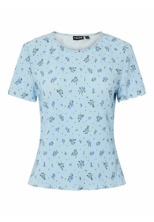 Hellblaue Kurzarmbluse mit kleinem lila Blumenmuster und leichter Rippenstruktur, Rundhalsausschnitt und figurbetonter Taille.