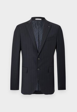 Blazer da uomo blu navy scuro a righe sottili con rever a incavo, due bottoni frontali, tasche con pattina e fodera interna fantasia.