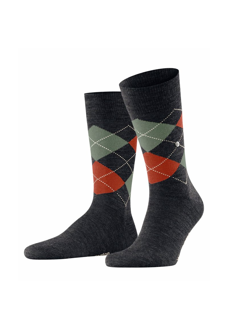 Ciemnoszare skarpetki z wzorem argyle w zielonym, czerwonym i czarnym kolorze, z białymi akcentami. Materiał jest fakturowany i miękki.