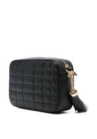 Borsa rettangolare in pelle nera con motivo trapuntato, chiusura con zip dorata, accento in catena e dettaglio a frange sul cursore della zip.