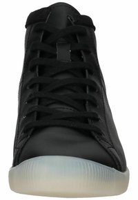 Sneaker alto in pelle nera con lacci neri, colletto imbottito e suola in gomma traslucida. Presenta un design slanciato e una finitura liscia.