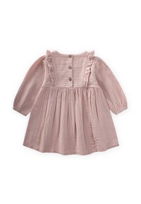 Mäkké ružové baby šaty s dlhými rukávmi, ozdobené volánikmi, s nariasenou sukňou a troma drevenými gombíkmi na chrbte.