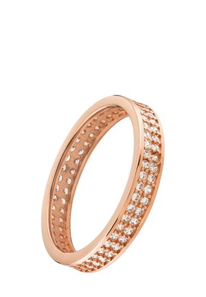 Bague en or rose avec une bande lisse, ornée d'une rangée de pierres claires et étincelantes encadrées par un accent texturé. Finition polie et bords arrondis.