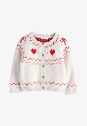 Weißer gestrickter Baby-Cardigan mit roten Herzen und Zickzackmustern, Holzknöpfen vorne und gerippten Bündchen und Saum.