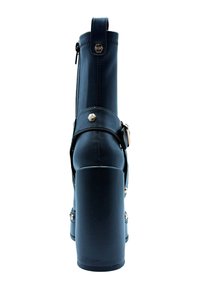 Stivale nero alla caviglia con tacco a blocco alto, dotato di zip laterale, dettagli con cinturino e accessori in tonalità oro. Texture in pelle liscia.