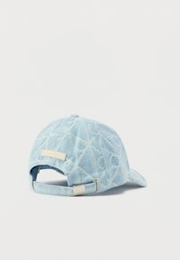 Ανοιχτό μπλε τζιν καπέλο μπέιζμπολ με υφή σχεδίου, ρυθμιζόμενο λουράκι στο πίσω μέρος και μια μικρή ετικέτα με το όνομα της μάρκας.