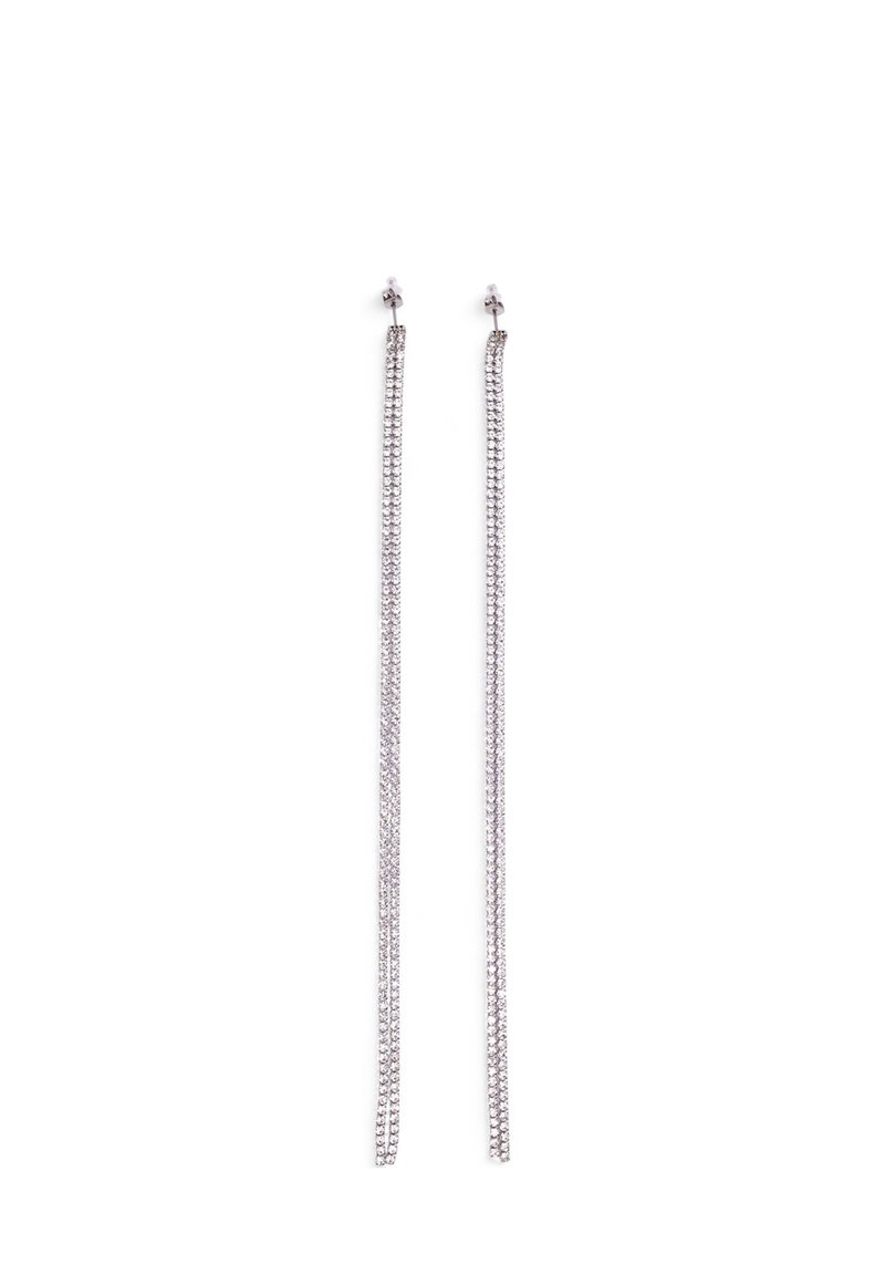 Orecchini lunghi in argento caratterizzati da un design a catena sottile adornato con piccoli cristalli scintillanti lungo tutta la lunghezza. Presentano chiusure a perno.
