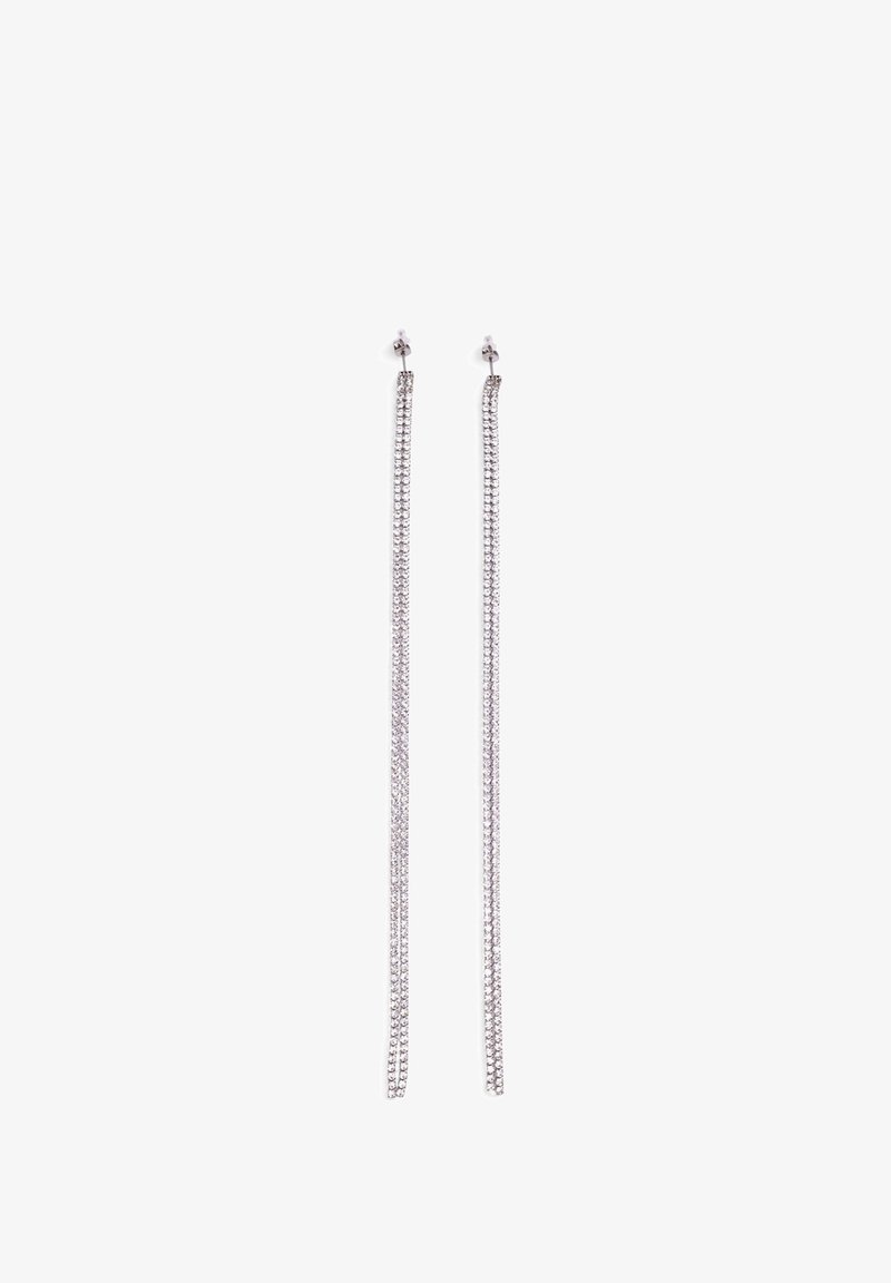 Orecchini lunghi in argento caratterizzati da un design a catena sottile adornato con piccoli cristalli scintillanti lungo tutta la lunghezza. Presentano chiusure a perno.