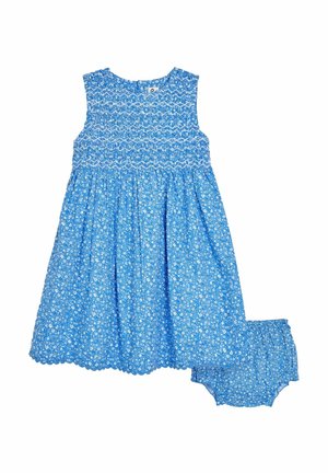 Blauwe bloemenjurk met een smock-buste, mouwloze uitstraling en geplooide rok, vergezeld van bijpassende bloomers. Met geschulpte zoomdetails.