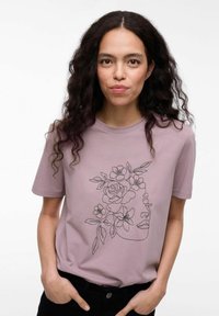 Lilla t-shirt med et sort blomsterkonturdesign, korte ærmer, rund hals og afslappet pasform. Teksturstof med subtil glans.