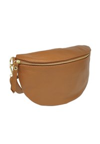 Sacoche en cuir tanné de forme courbée, fermeture éclair dorée et bandoulière. Fini texturé avec une surface lisse.