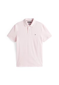 Polo à manches courtes en coton rose clair, avec une patte de boutonnage à trois boutons et un petit logo sur la poitrine gauche. Design de col classique.