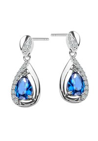 Srebrne kolczyki wiszące z łezkowatym niebieskim kamieniem otoczonym mniejszymi przezroczystymi kamieniami. Smukły design z polerowanym wykończeniem.