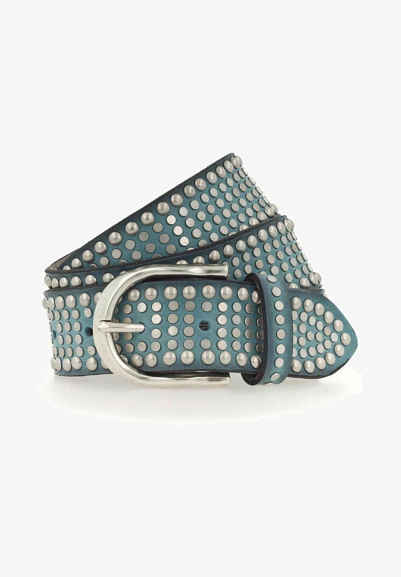 Cinturón de cuero turquesa con tachuelas de plata, que presenta una hebilla de metal y una superficie texturizada. Los acentos incluyen tachuelas redondas espaciadas de manera uniforme.