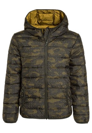 Polstret jakke med hætte, der har et mørkegrønt og gult prikket camouflage mønster, frontlynlås og sidelommer.