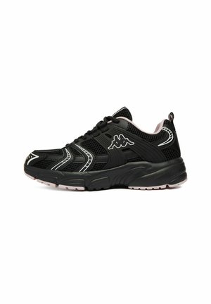 Czarny sportowy sneaker z białymi detalami, siateczkową cholewką, grubą podeszwą, sznurówkami i logo po bokach, widoczny z zewnętrznej strony.