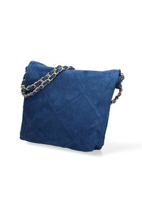 Borsa a tracolla in suede blu navy con design trapuntato, dotata di una tracolla in catena dorata. Forma rettangolare con una consistenza morbida e senza dettagli hardware visibili.