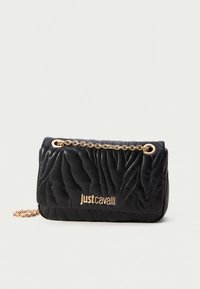 Musta tikattu nahkalaukku kultainen ketjuhihnalla, jossa on kuvioitu lehtikuosi ja kohokuvioitu logo edessä.