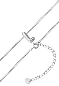 Sudraba ķēdīte ar izliektu 'L' piekariņu, omā piekare, un regulējama garuma ar apaļa birkas detaļu.