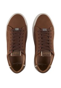 Un paio di sneaker in pelle marrone con lacci marrone scuro e suole bianche, viste dall'alto, etichettate "Alexandder London."
