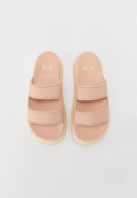 Roze klizne sandale s dvije horizontalne trake, izrađene od mekog materijala. Potplat je svijetlo bež boje, s teksturiranom unutrašnjošću i brendingom.