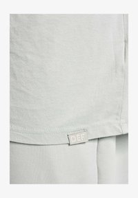 Unselected, grey washed