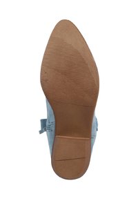 Suela de zapato de ante azul claro con un tacón marrón texturizado. Presenta un diseño suave y afinado con patrones de agarre horizontales para mayor tracción.
