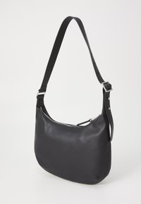 Borsa a spalla in pelle nera con forma curva, tracolla regolabile, chiusura con zip e texture subdola. Presenta dettagli hardware in argento.