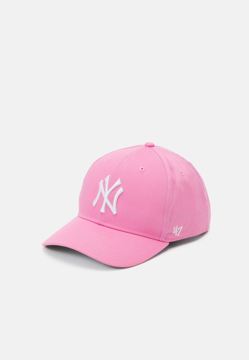 Boné de basebol rosa feito de tecido de algodão com uma pala curva. Apresenta um logo bordado em branco e uma etiqueta de tamanho na lateral.