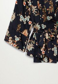 Robe florale sombre avec un design enveloppant, des manches larges et un lien à la taille. Elle présente des motifs floraux bleu clair et orange sur un fond marine.