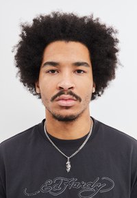 Ed Hardy DEATH BEFORE DISHONOR DAGGER PENDANT NECKLACE UNISEX - Necklace - silver-coloured