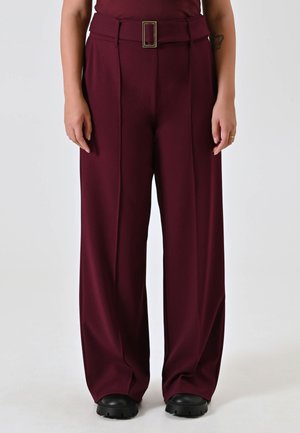 Pantalons bordeaux taille haute avec une jambe large, dotés d'une ceinture assortie avec une boucle rectangulaire et de plis à l'avant, fabriqués en tissu doux.