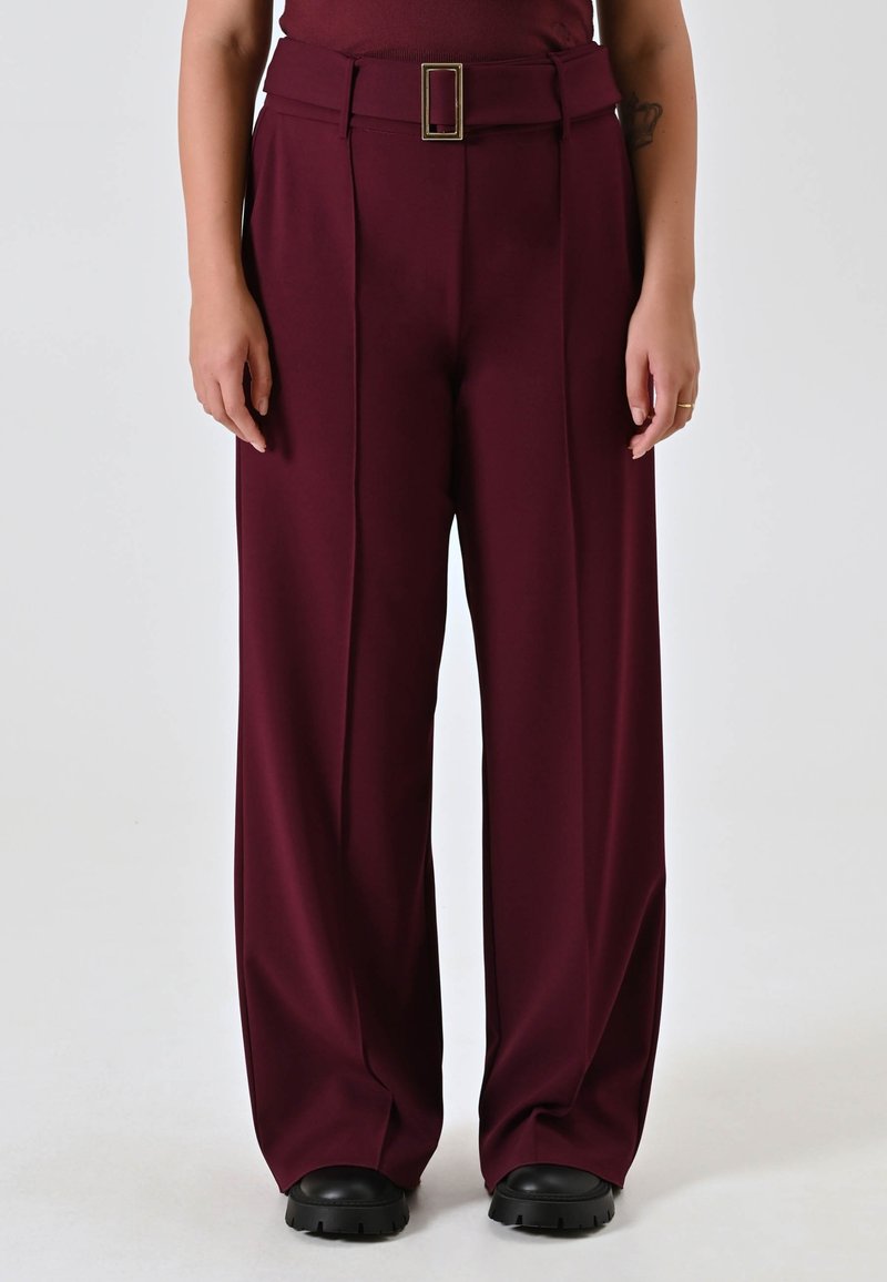 Pantalons bordeaux taille haute avec une jambe large, dotés d'une ceinture assortie avec une boucle rectangulaire et de plis à l'avant, fabriqués en tissu doux.