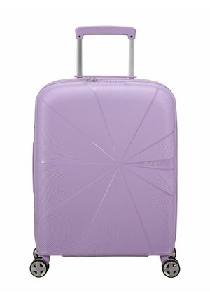 Valigia rigida di colore viola chiaro, con un design a motivi geometrici, manico estensibile e quattro ruote nere per la mobilità.