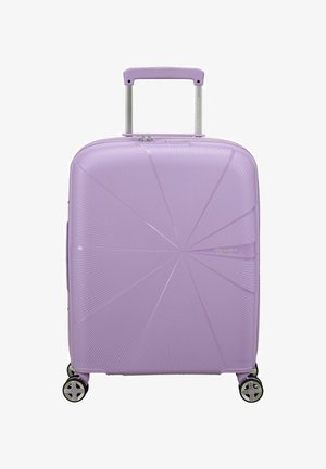 Valigia rigida di colore viola chiaro, con un design a motivi geometrici, manico estensibile e quattro ruote nere per la mobilità.