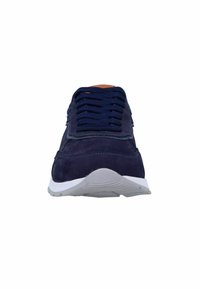 Marineblauwe suède sneaker met een witte rubberen zool, ronde neus en donkerblauwe veters. Heeft minimale versieringen en een gladde textuur.