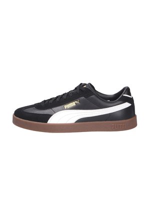 Czarny sneaker Puma z białym paskiem z boku, brązową podeszwą, złotym logo Puma na boku i języku, niska cholewka i sznurowanie.