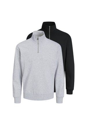 Twee opgevouwen sweatshirts met een kwartritssluiting, één lichtgrijs aan de voorkant en één zwart aan de achterkant, beide met lange mouwen en hoge kragen.