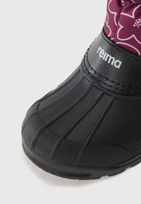 Čierna nepremokavá boot s textúrovaným gumovým zvrškom, zosilnenou špičkou a nastaviteľným látkovým golierom s kvetinovým vzorom. Logo značky je viditeľné.