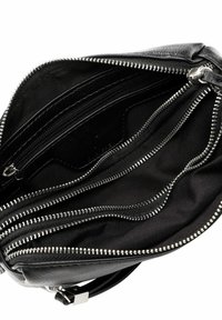 Borsa a tracolla in pelle nera con molteplici compartimenti interni e chiusure a zip, caratterizzata da una texture liscia e da accenti metallici sulle zip.